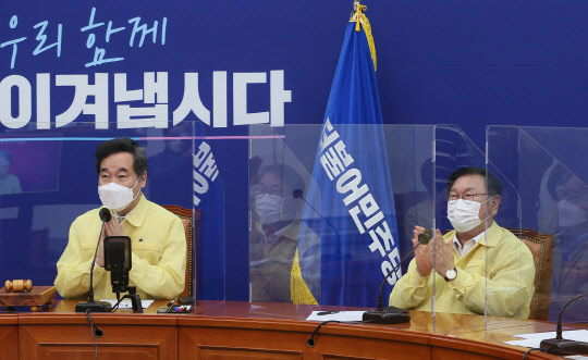 이낙연(왼쪽) 더불어민주당 대표가 16일 오전 서울 여의도 국회에서 열린 최고위원회의에서 전주시와 화상회의를 하고 있다.  연합뉴스